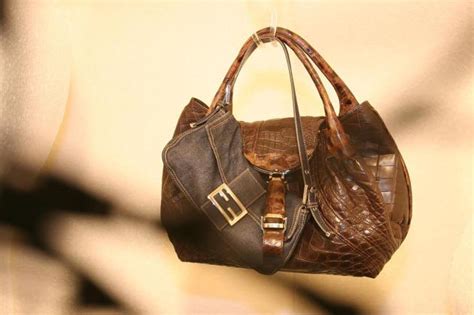 replica borse firmate fendi|Furto di borse Fendi a Roma: colpo da 40mila euro .